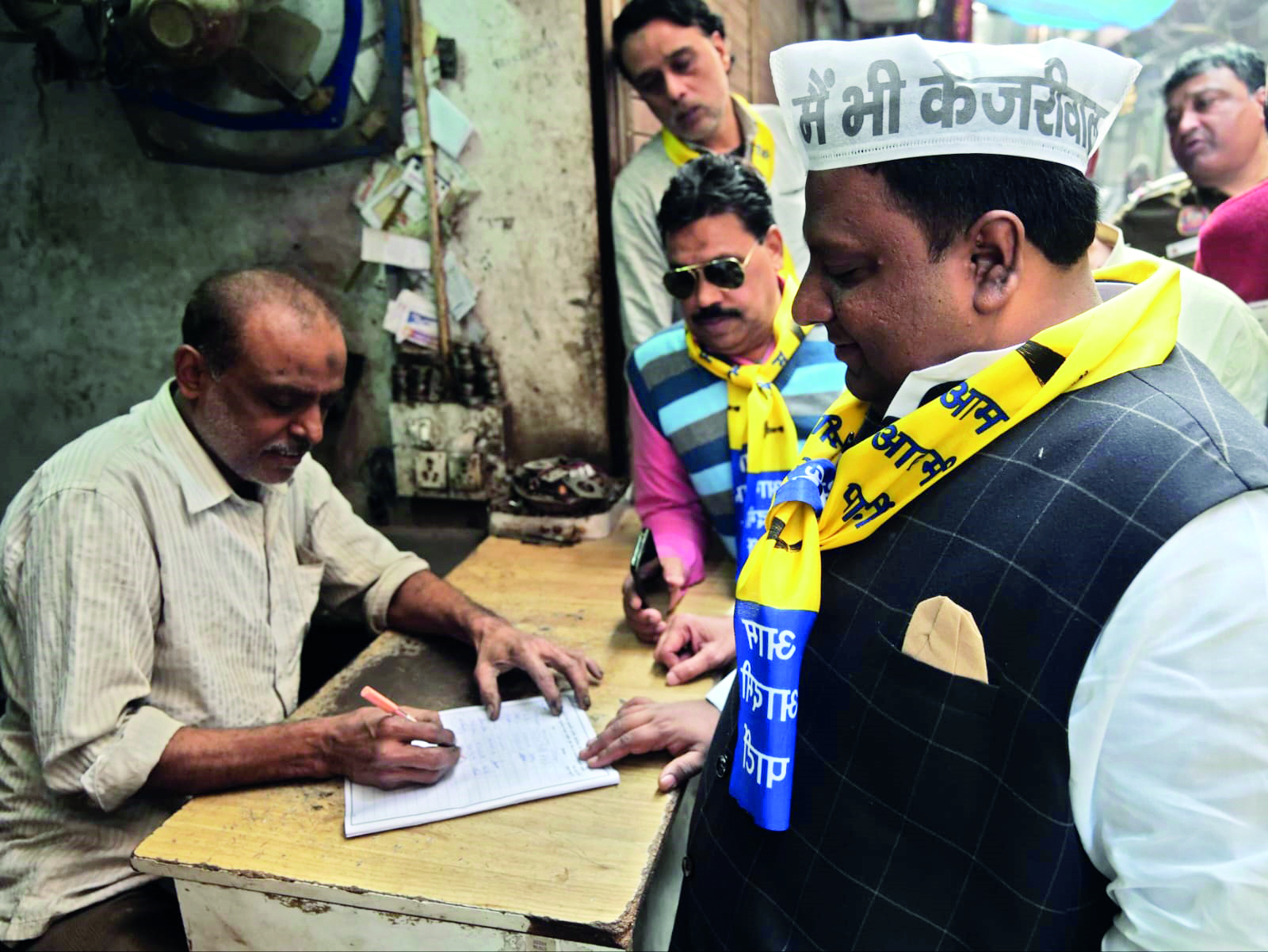 Imran Hussain leads ‘Main Bhi Kejriwal’ signature campaign Imran Hussain leads ‘Main Bhi Kejriwal’ signature campaign