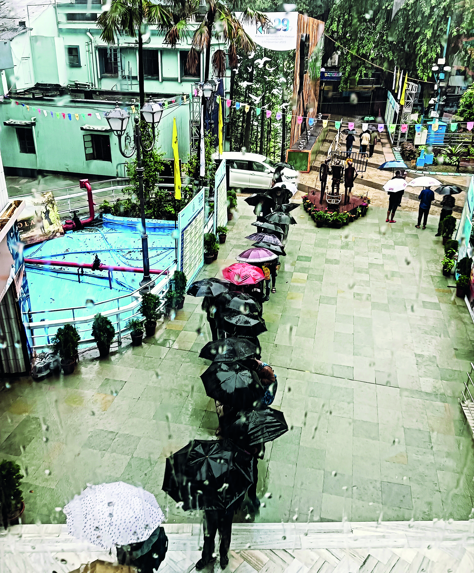 Cinephiles brave rain to enjoy films at KIFF Cinephiles brave rain to enjoy films at KIFF