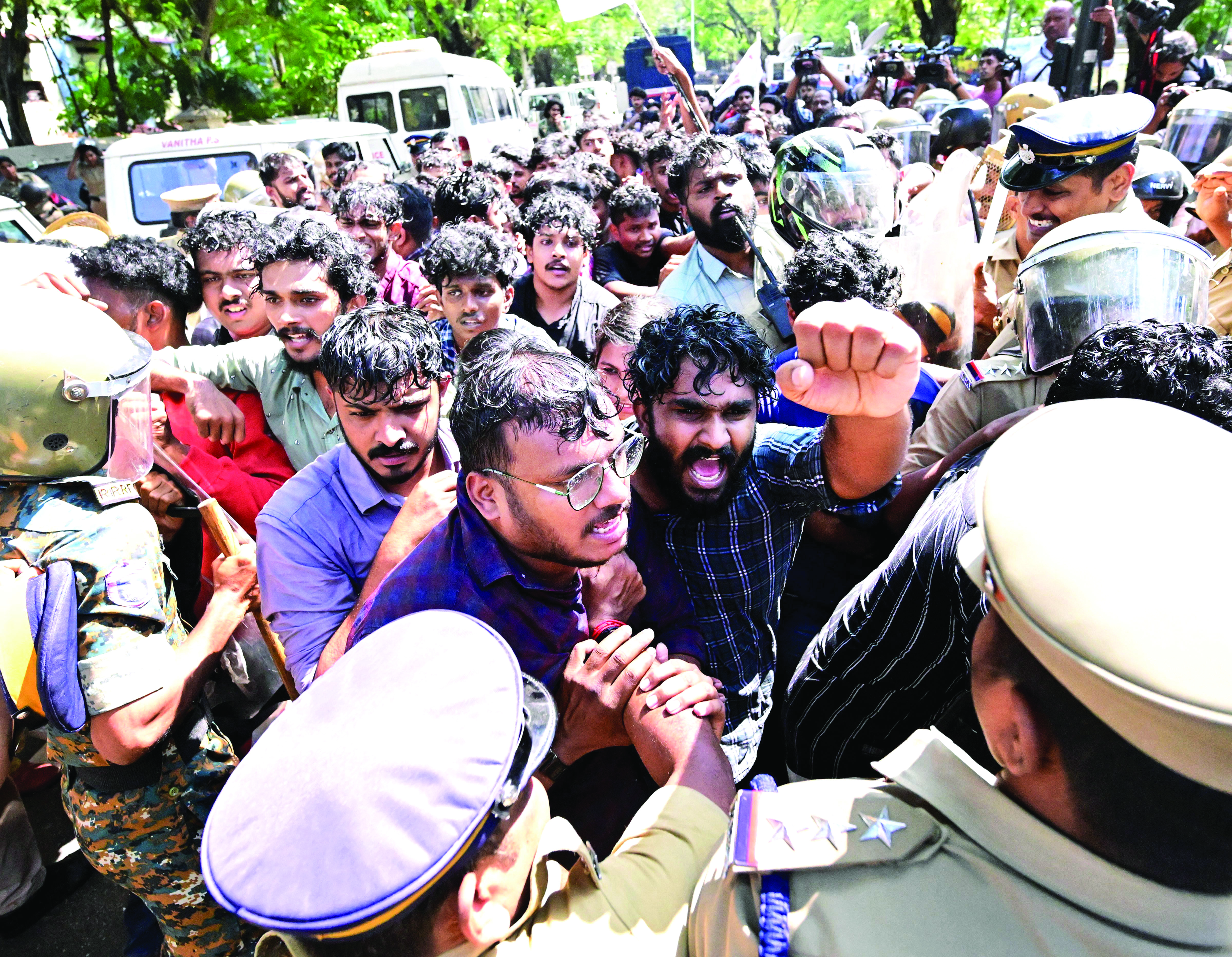Black flags waved at Kerala Guv: 20 SFI activists arrested Black flags waved at Kerala Guv: 20 SFI activists arrested