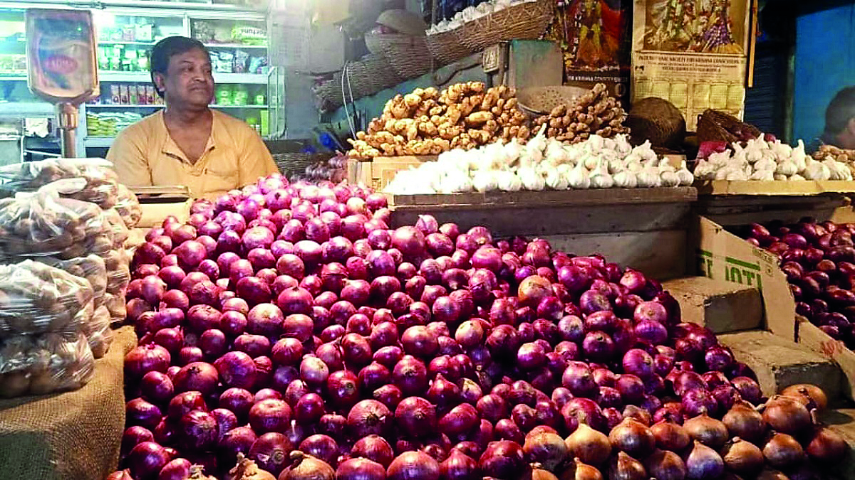 Govt expects onion prices to   fall below `40/kg by Jan: Official