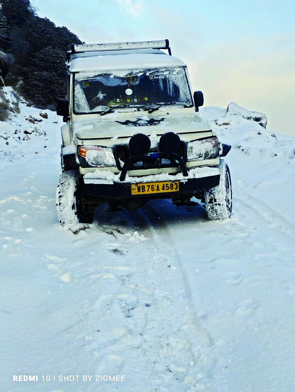 Heavy snowfall in Sandakphu disrupts road connectivity
