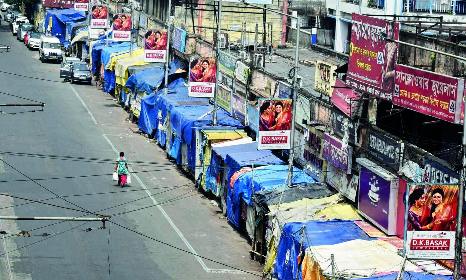 Kolkata civic body & police jointly remove plastic sheets from Gariahat hawker zone