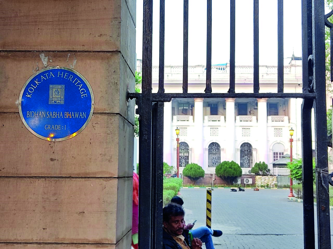 KMC installs blue plaque at Bengal Assembly building KMC installs blue plaque at Bengal Assembly building