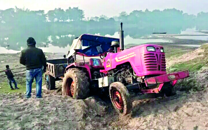 Drives against illegal sand quarrying start in Balurghat Drives against illegal sand quarrying start in Balurghat