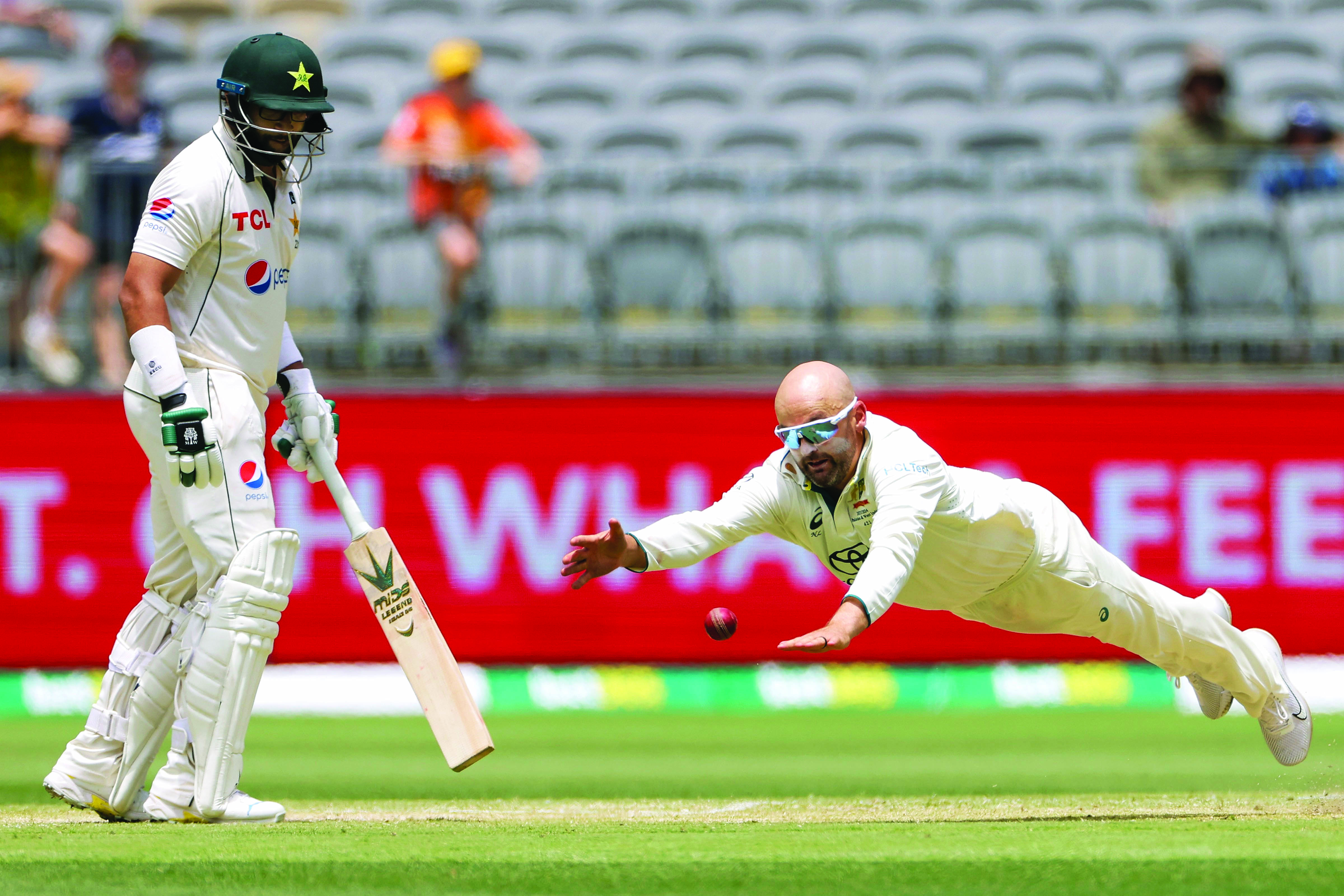 Aussies stay in control of 1st Test vs Pak, extends lead to 300 on Day 3