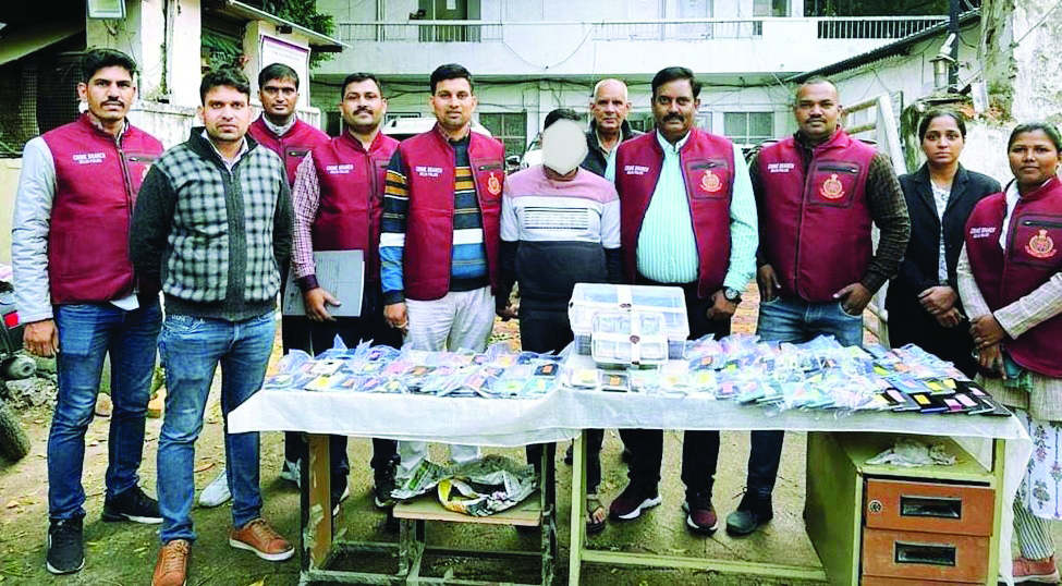 1 arrested with 124 stolen mobile phones and Rs 19 lakh cash