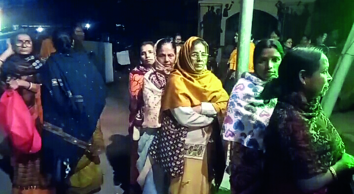 Biometric identification: Long queues at LPG distribution centres Biometric identification: Long queues at LPG distribution centres