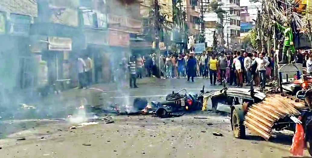 At least 15 injured in blast   at shop in Keshtopur
