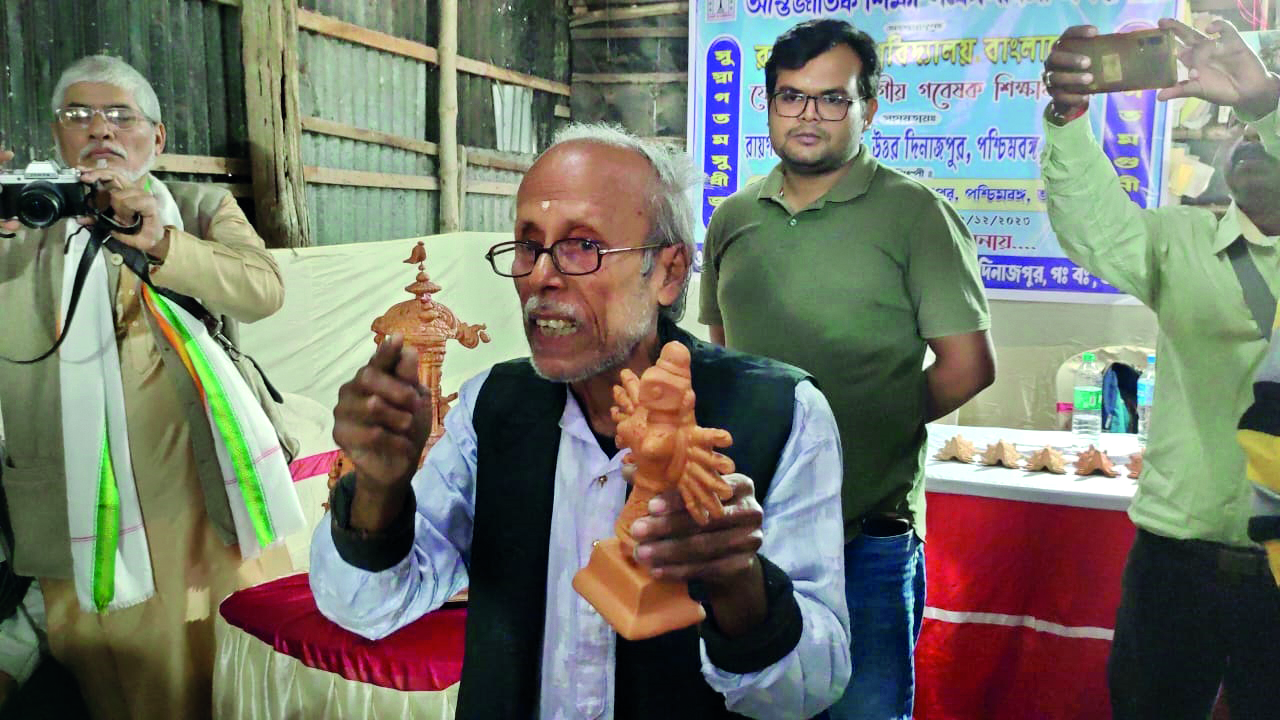 Students from B’desh explore terracotta art in Raiganj workshop