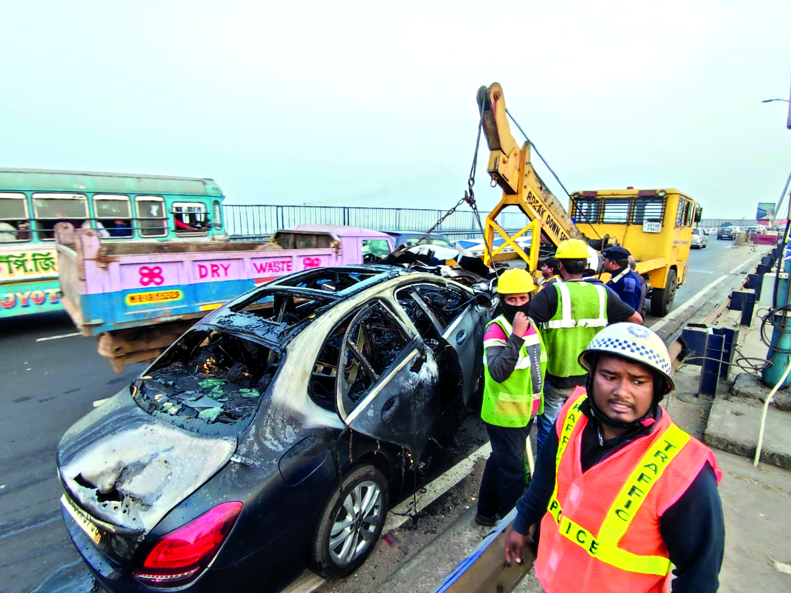 Car catches fire on Vidyasagar Setu, none hurt Car catches fire on Vidyasagar Setu, none hurt