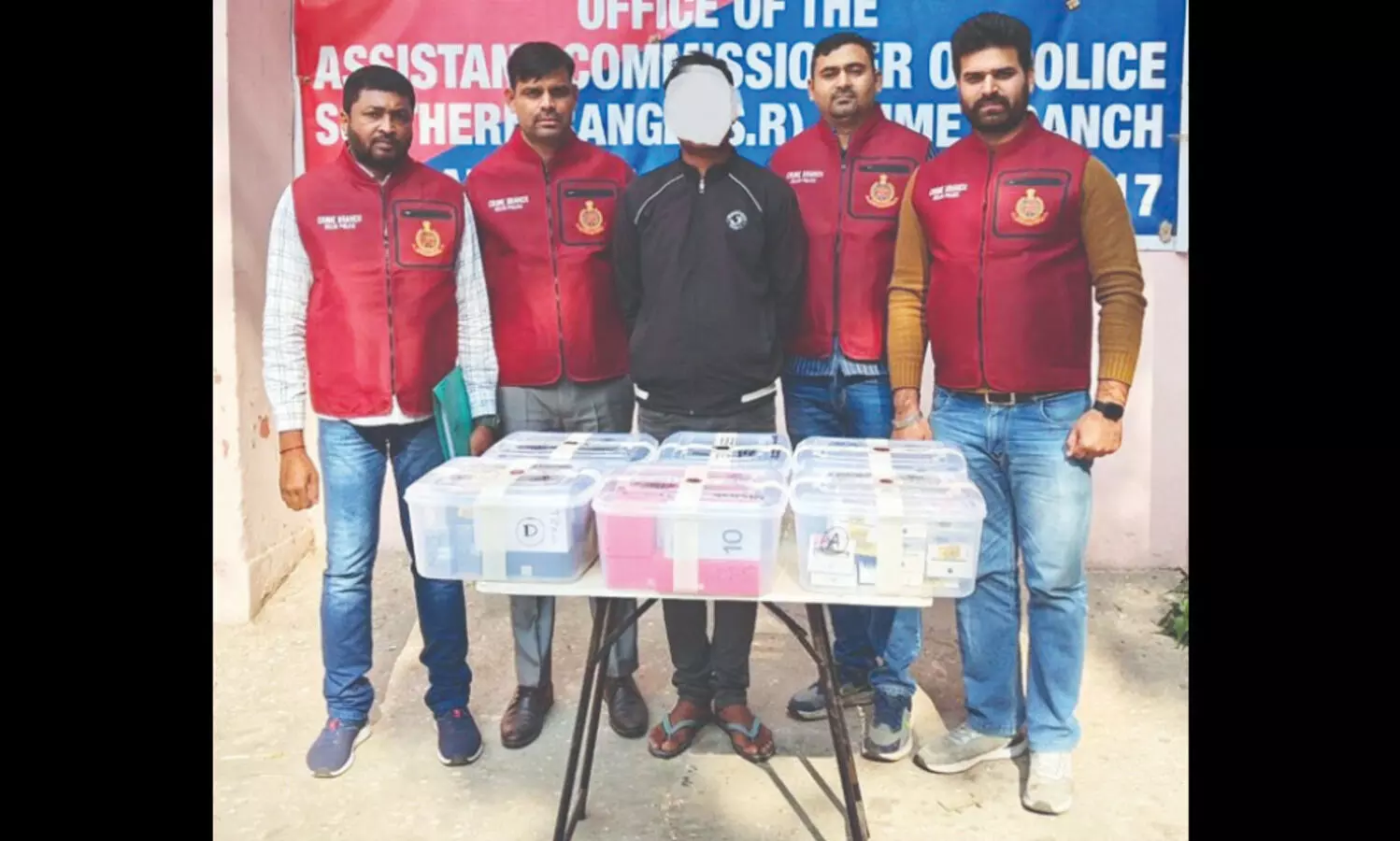 Delhi Police nab man for   theft of 40 phones while posing as courier person