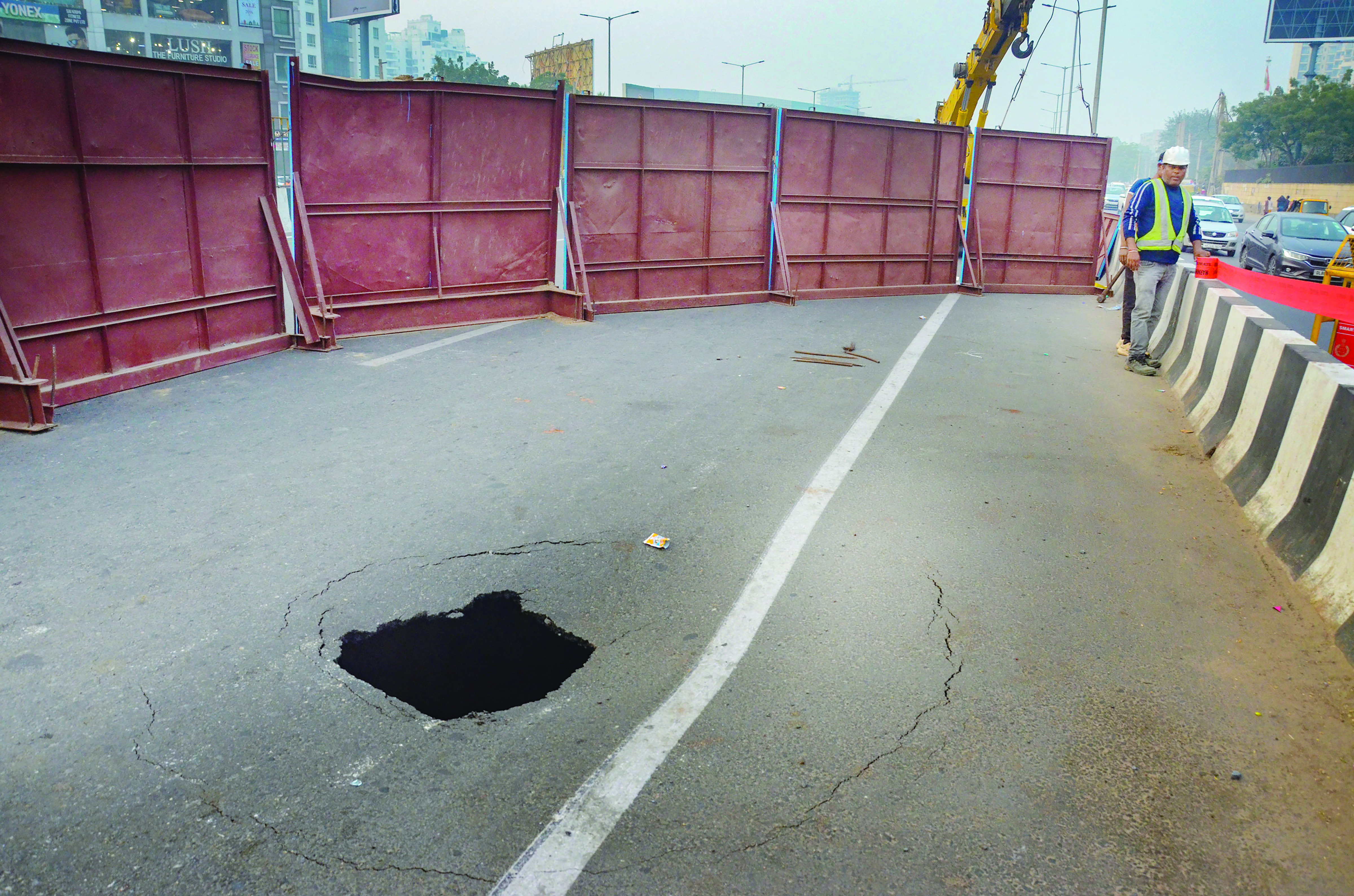 Portion of road caves in on   Ggm-Sohna elevated flyover