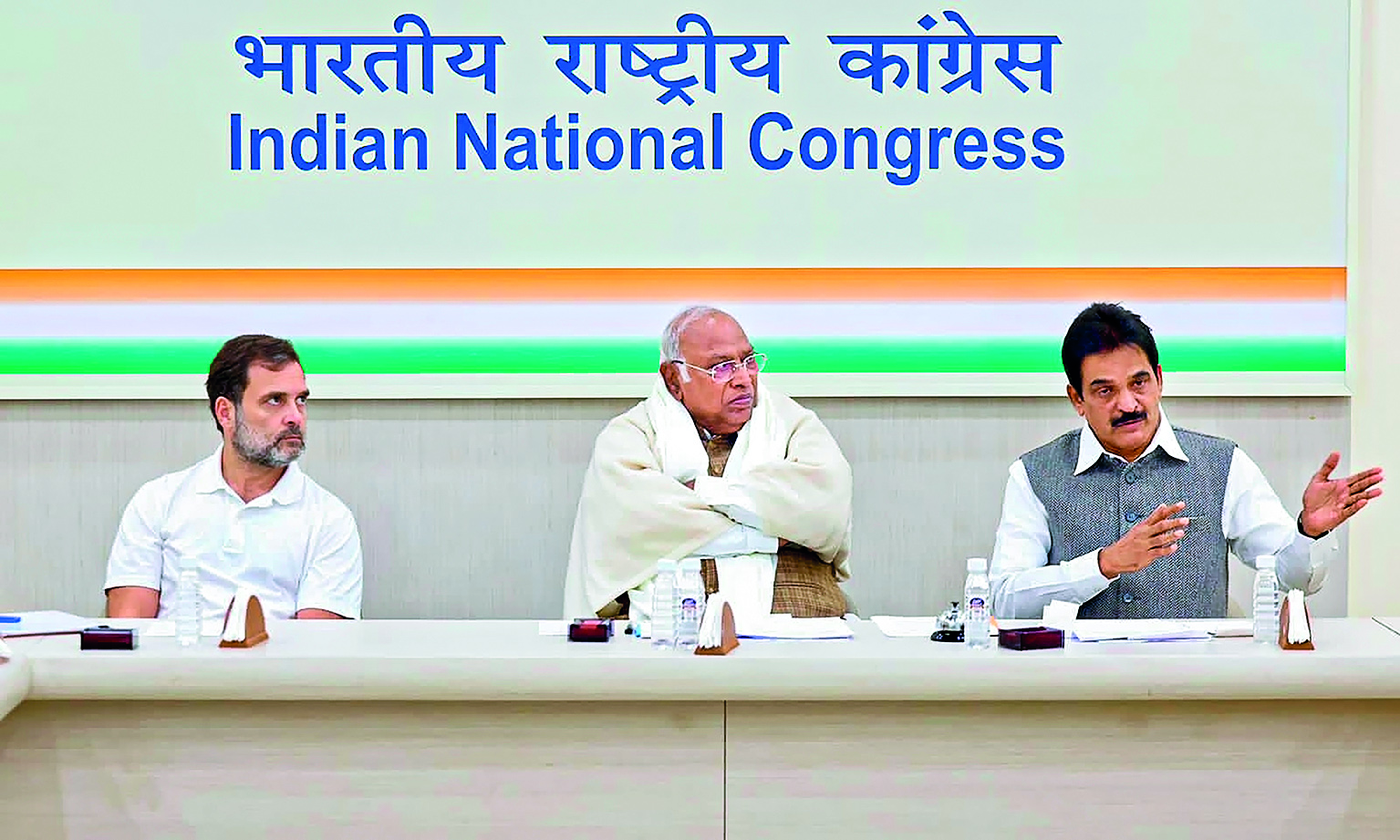 Kharge & Rahul meet Cong leaders to discuss LS poll