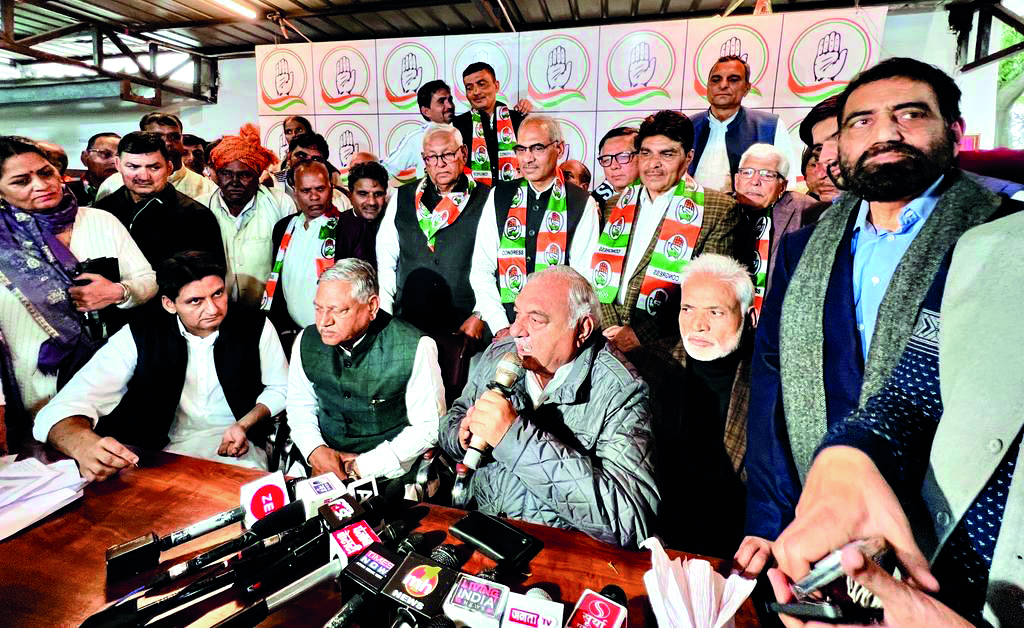 Former MLAs, ex-IAS officers & others join Congress in Haryana