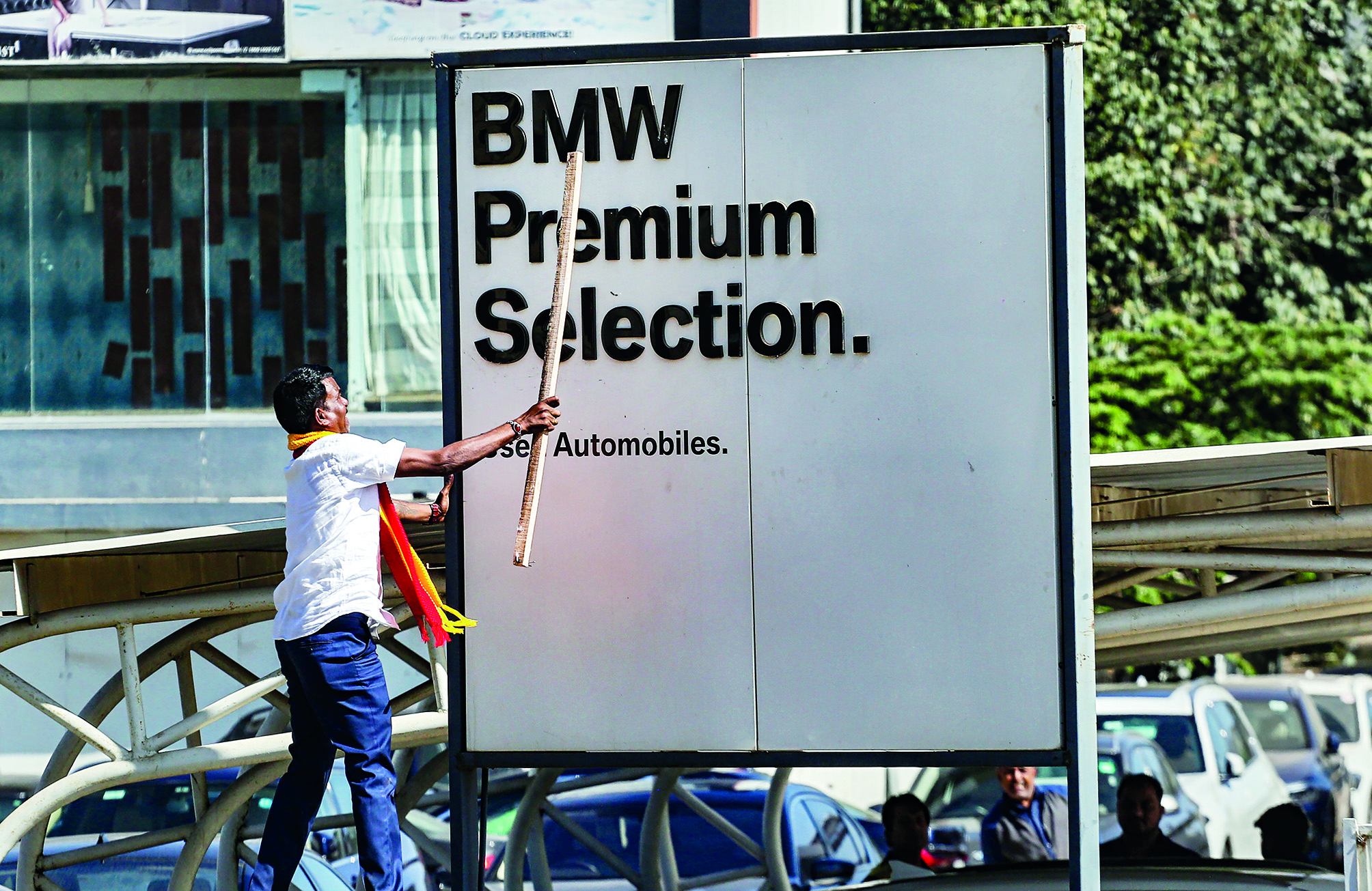 KRV (NG) activists damage signboards in Bengaluru for not using Kannada KRV (NG) activists damage signboards in Bengaluru for not using Kannada