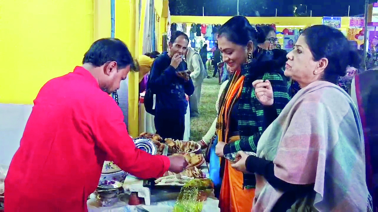 Man hands out free momo plate with ‘pithe-puli thali’ Man hands out free momo plate with ‘pithe-puli thali’