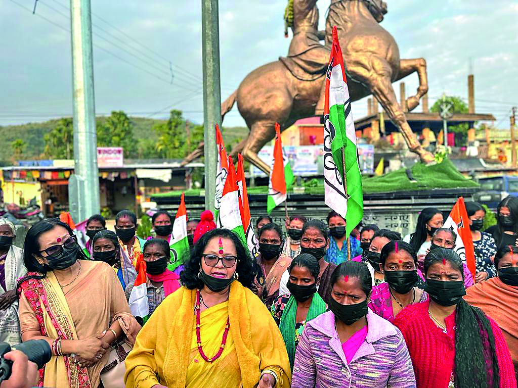 Hill Mahila Trinamool Congress stages silent protest against Centre