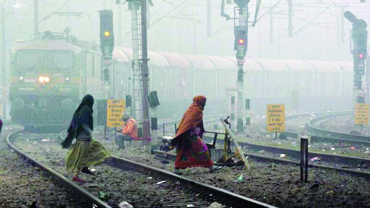 Dense fog in several South Bengal dists hit train services