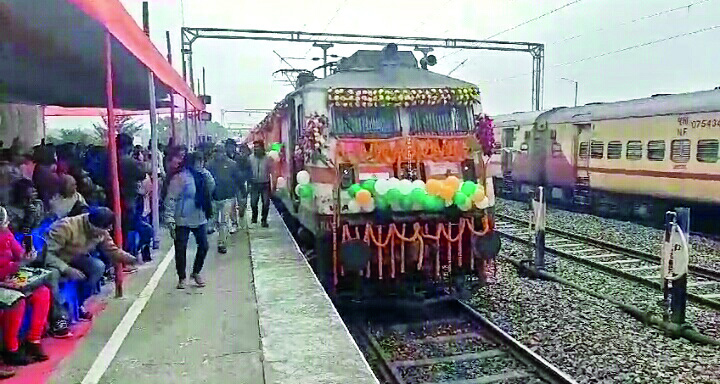 Balurghat-Sealdah train inaugurated Balurghat-Sealdah train inaugurated