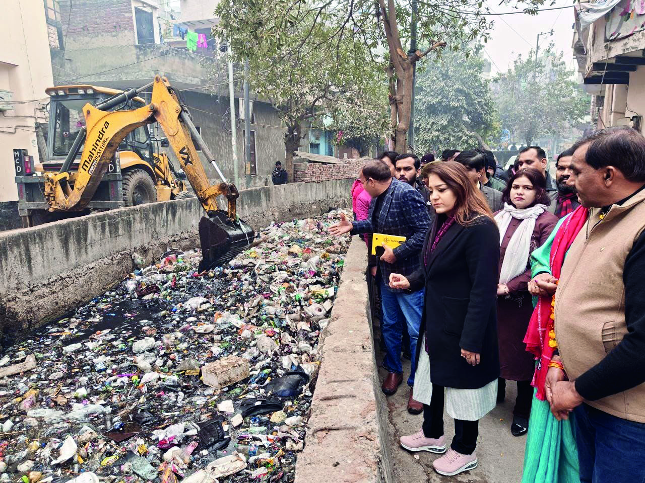 Mayor Shelly Oberoi inspects civic facilities in Bhajanpura