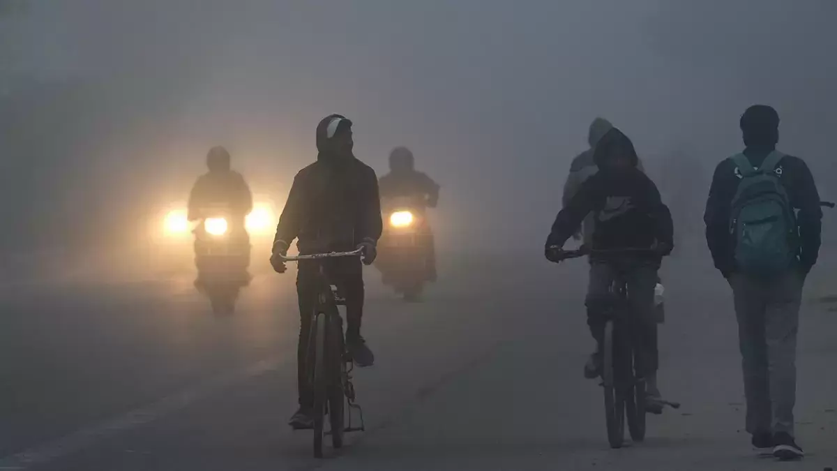 Very dense to dense fog in parts of Delhi, mercury settles at 9.4 degrees Celsius