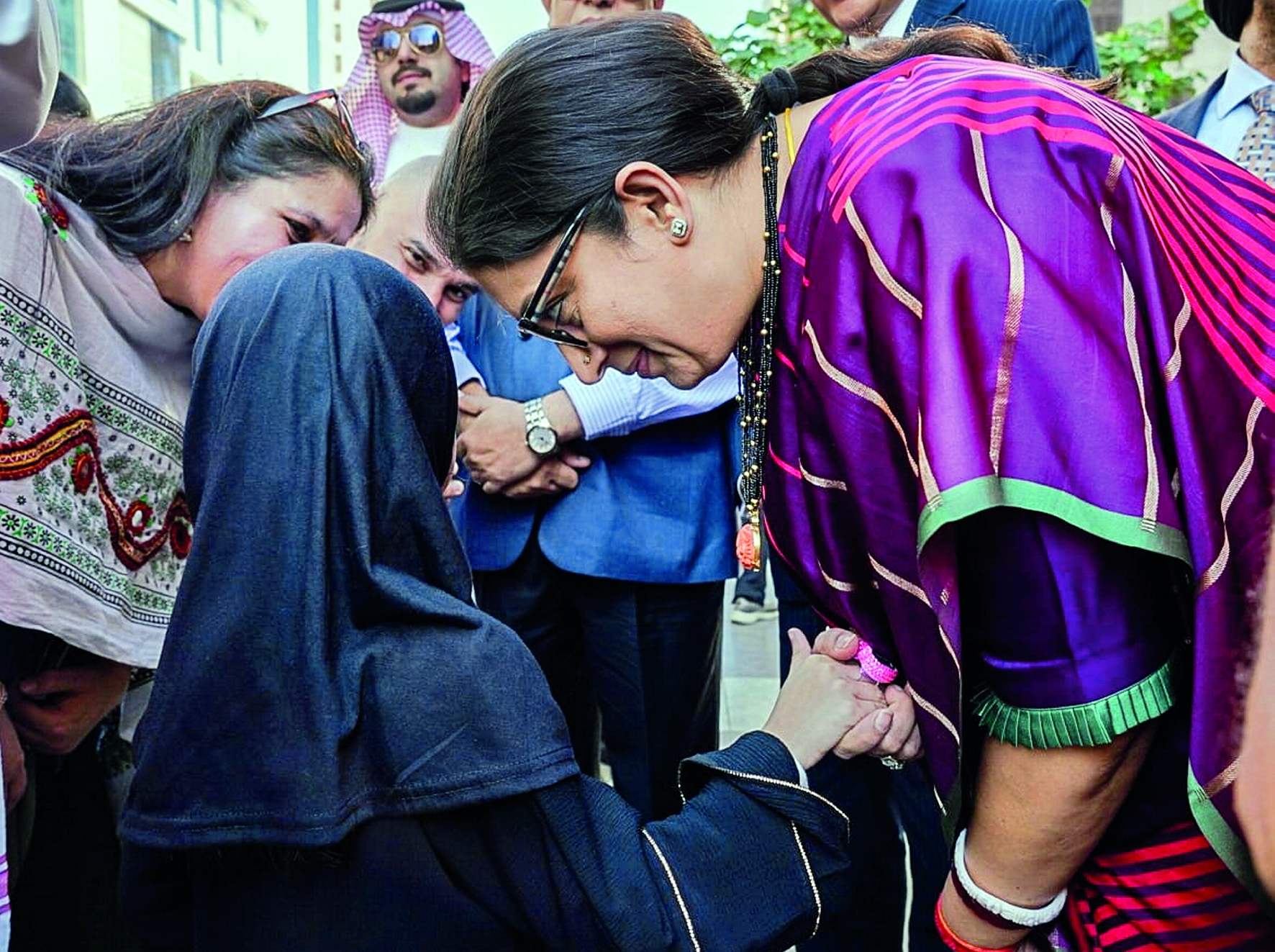 Irani meets Indian volunteers, Umrah pilgrims in Saudi Arabia