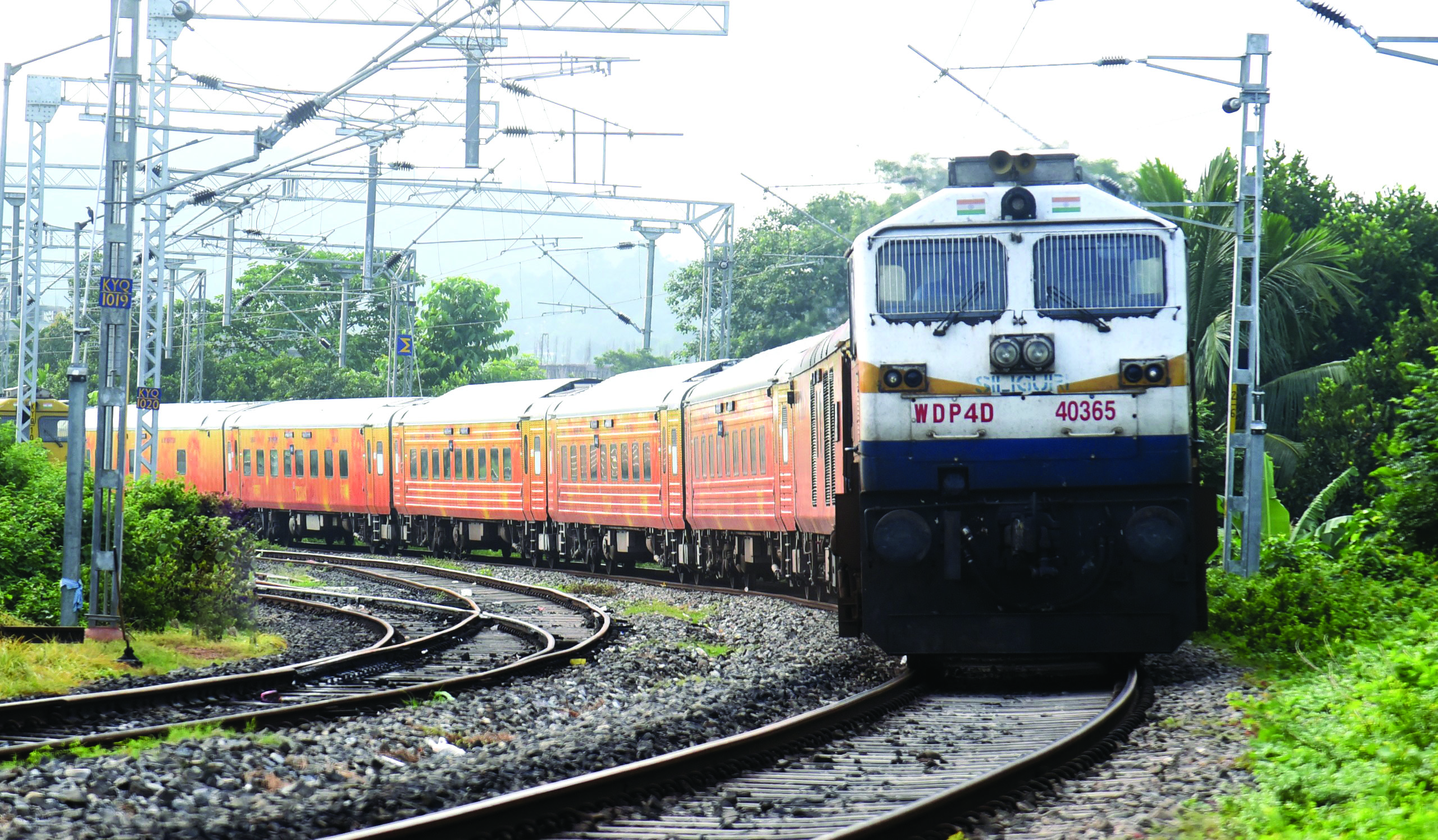 Railway minister releases new construction manual to expedite projects