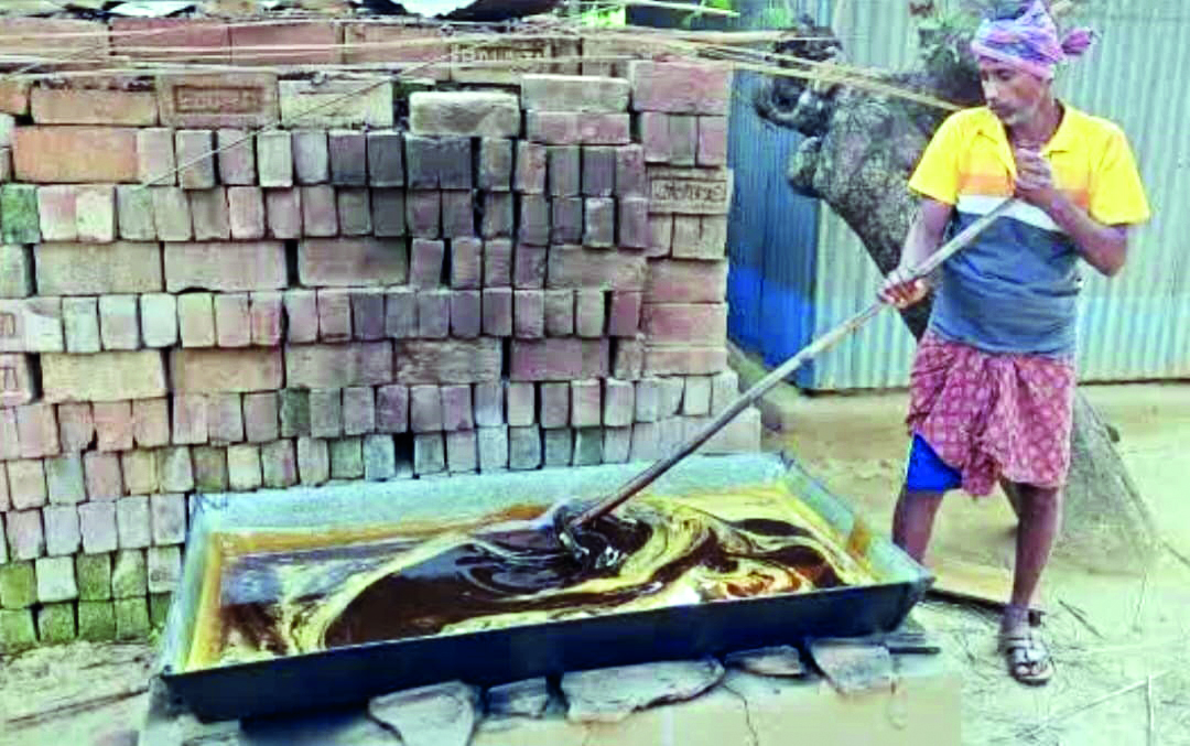 Malda: Dist Industrial Center comes to aid of new jaggery makers