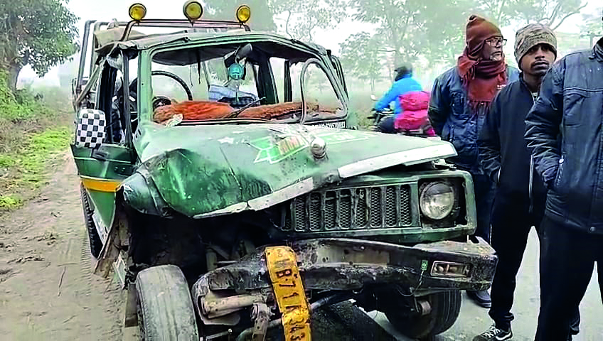 Jalpaiguri: Six tourists injured in gypsy crash en route to jungle safari