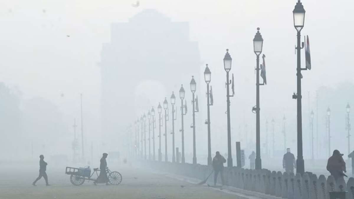At 3.5 degrees Celsius, Delhis temperature continues to drop, thick layer of fog seen across city At 3.5 degrees Celsius, Delhis temperature continues to drop, thick layer of fog seen across city