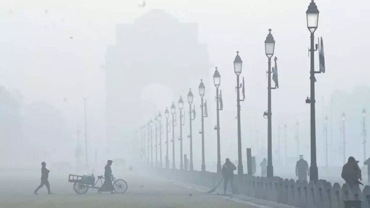 At 3.5 degrees Celsius, Delhis temperature continues to drop, thick layer of fog seen across city