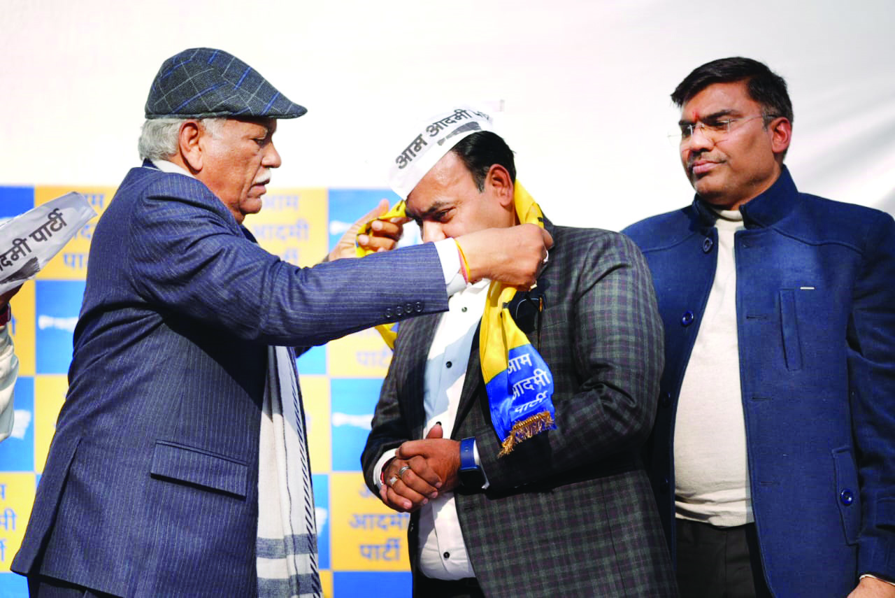 BJP leader Satish Luthra joins AAP BJP leader Satish Luthra joins AAP