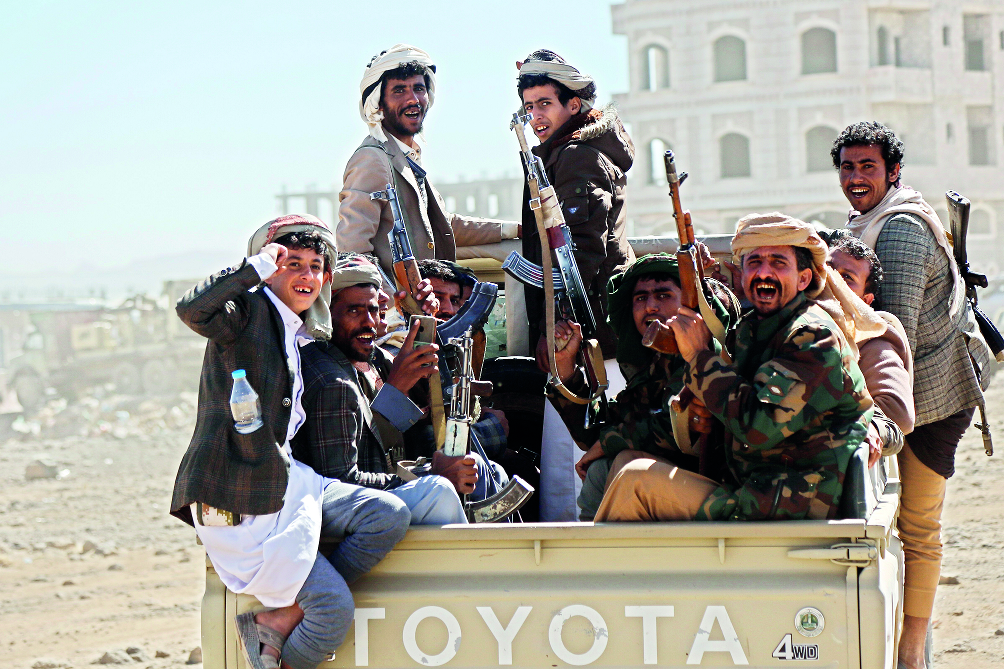 Houthis fire missile at US warship in 1st attack after Yemen strikes
