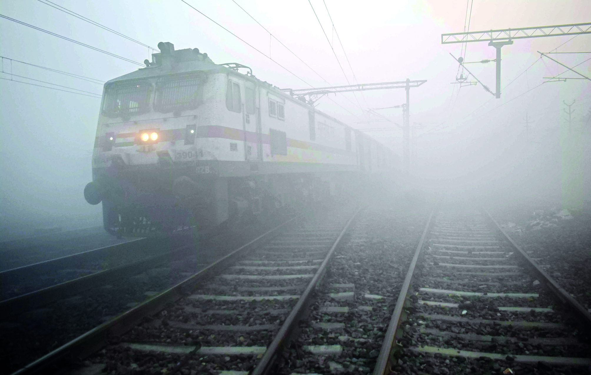 For 2nd day in a row, dense fog hits train services