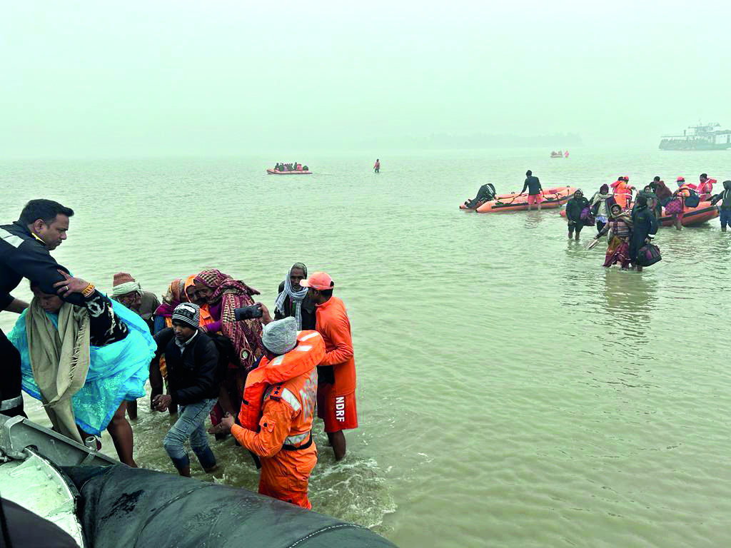 Bengal: Indian Coast Guard rescues 182 stranded Gangasagar pilgrims Bengal: Indian Coast Guard rescues 182 stranded Gangasagar pilgrims