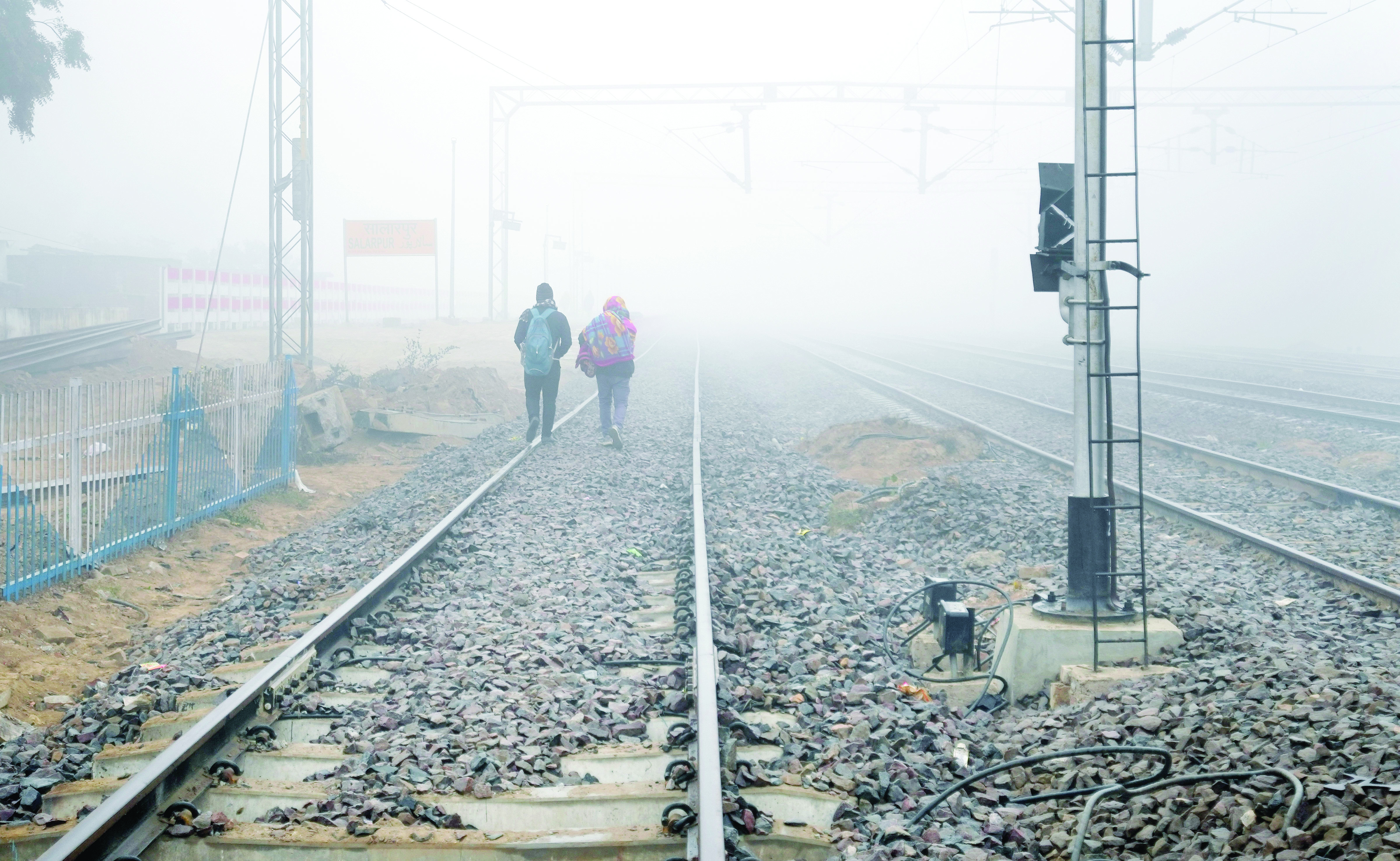 Delhi shivers for 7th successive day; dense fog disrupts flights and trains
