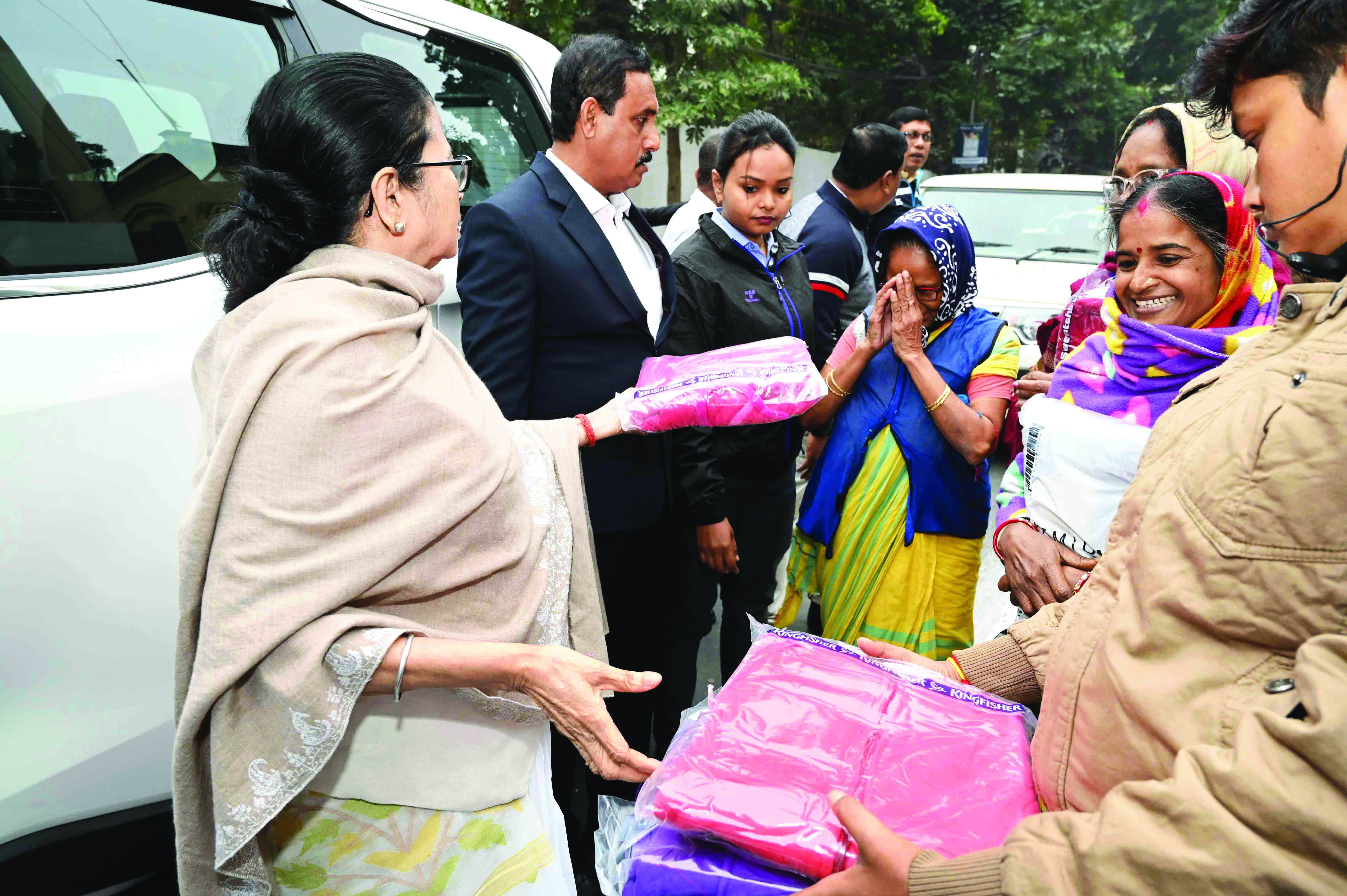 CM distributes blankets   among conservancy workers