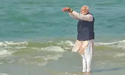 PM Modi visits Arichalmunai, pays floral tributes at seashore PM Modi visits Arichalmunai, pays floral tributes at seashore