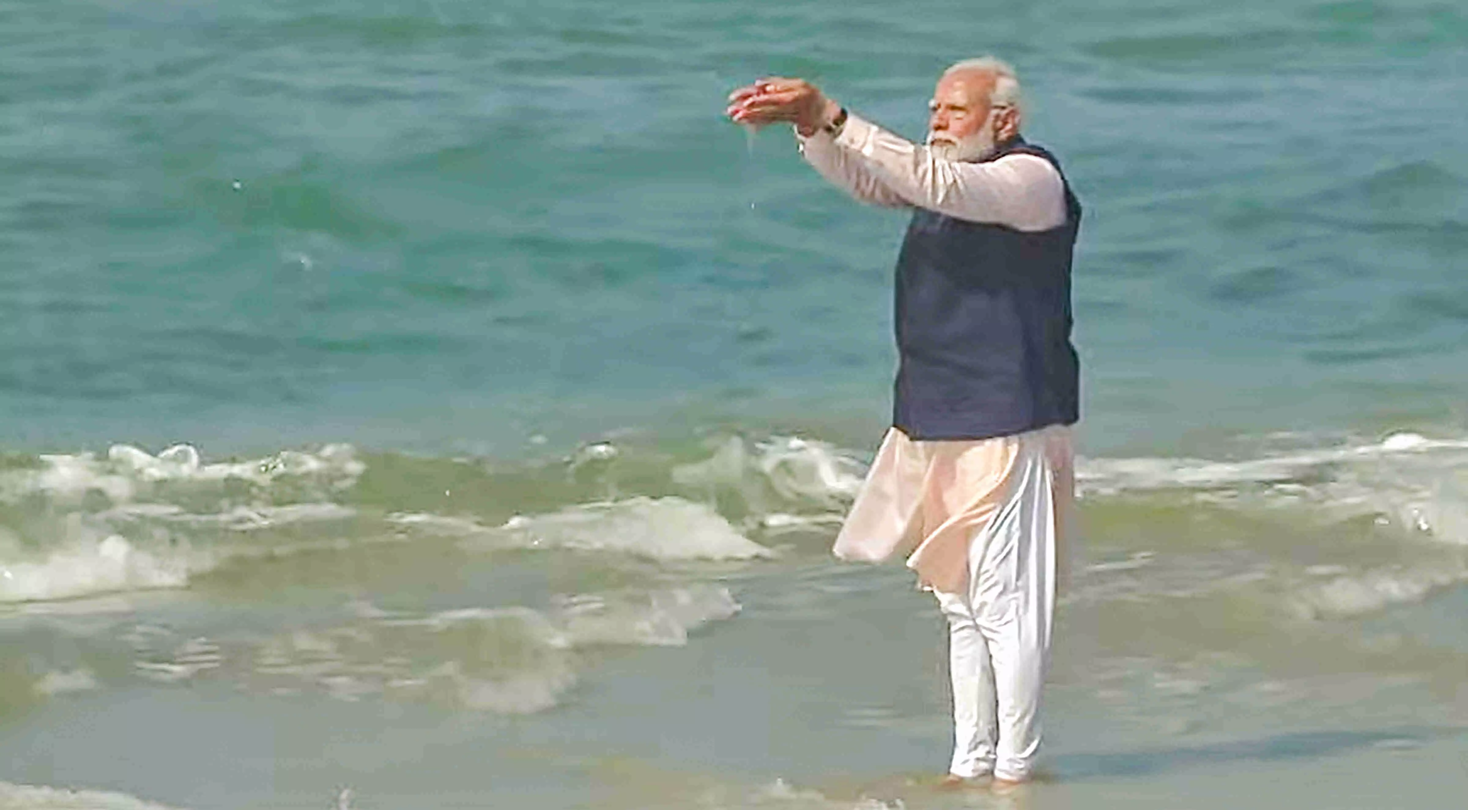 PM Modi visits Arichalmunai, pays floral tributes at seashore