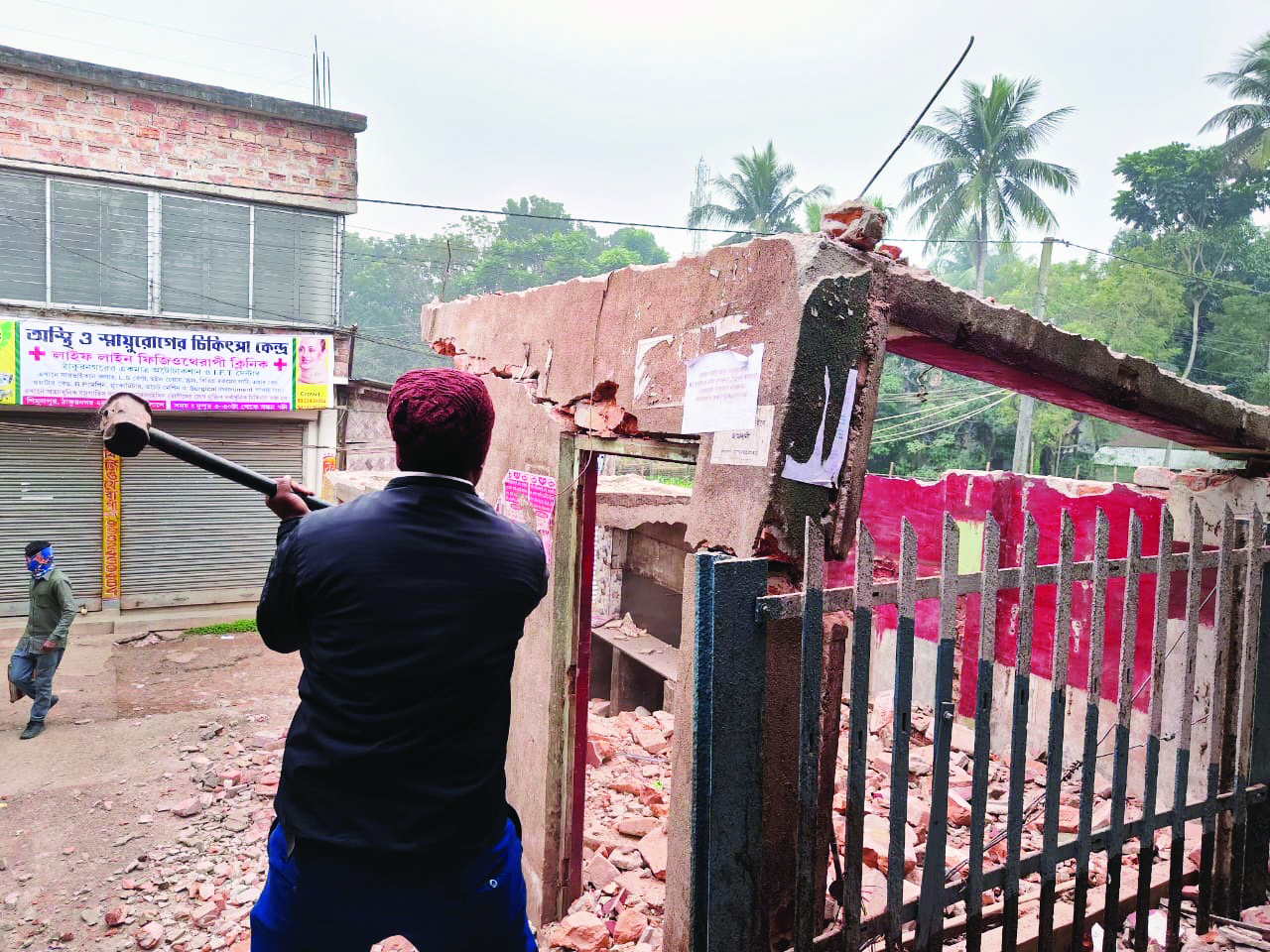 57 unauthorised shops at Thakurnagar Stn of Barasat-Bangaon section removed