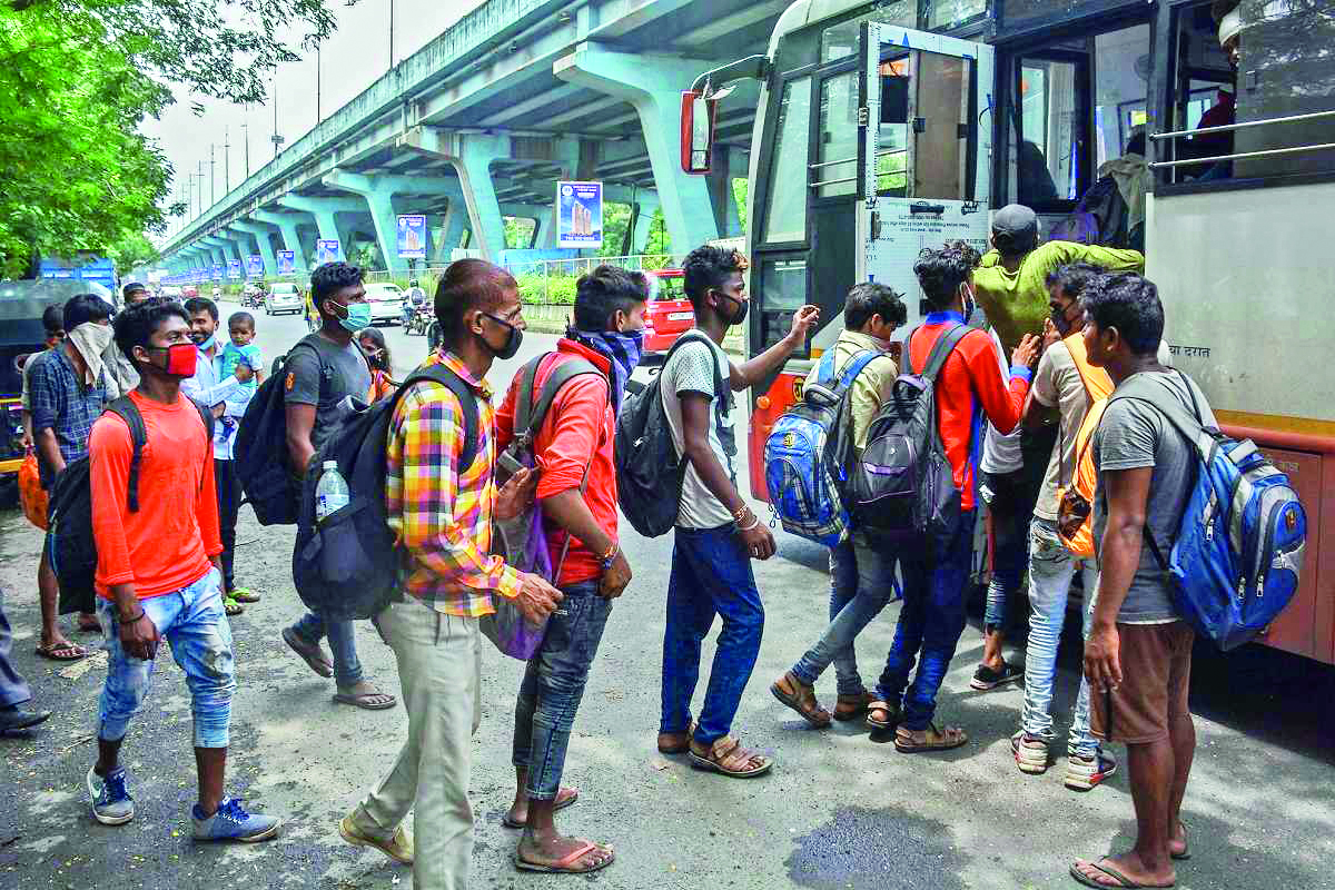 Help desk set up for migrant workers at Sealdah Stn, to be opened at several stns also Help desk set up for migrant workers at Sealdah Stn, to be opened at several stns also