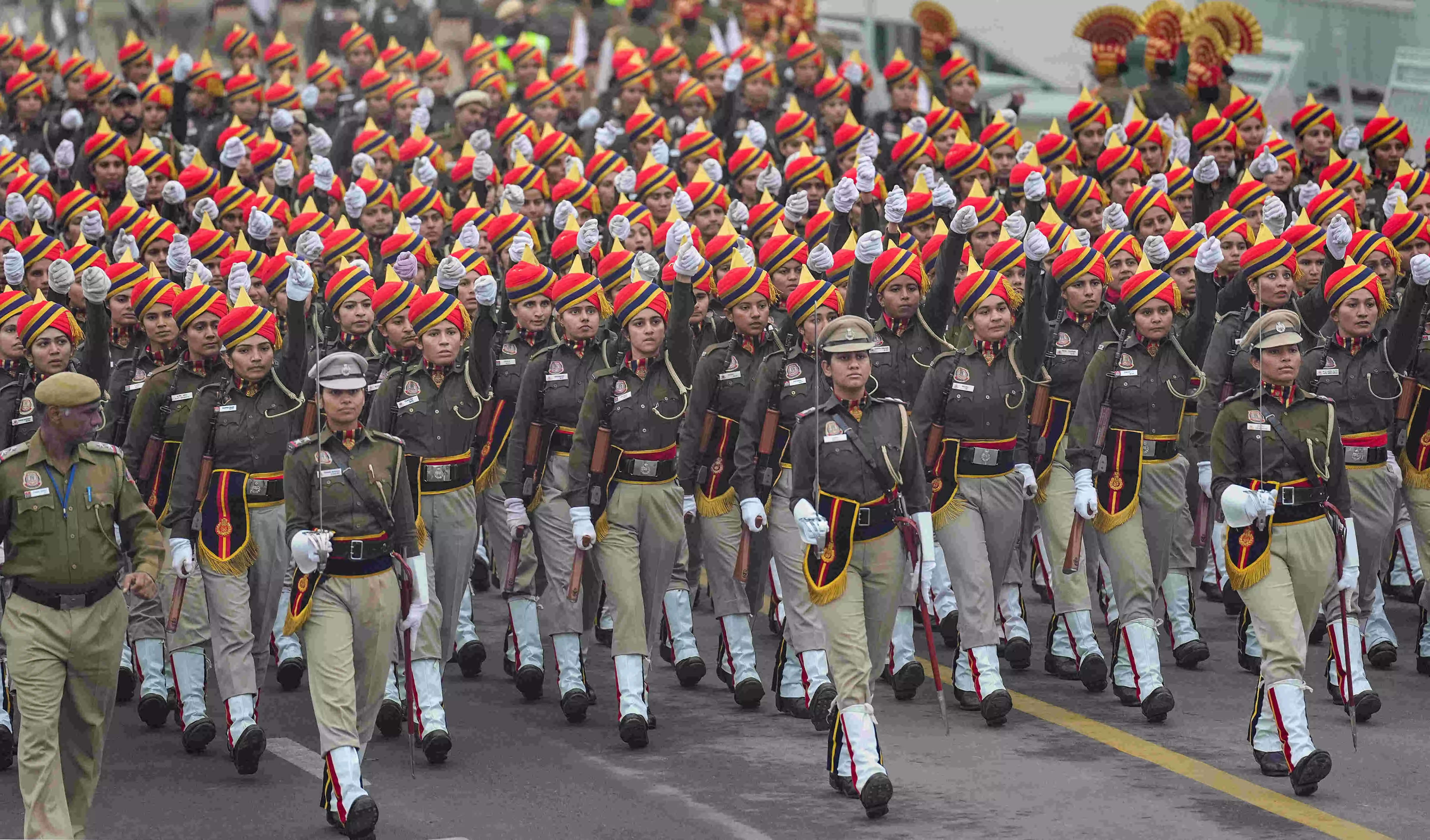 Delhi Polices all women contingent marches down Kartavya Path