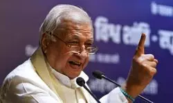 Kerala Governor stages wayside protest as SFI members wave black flags at him Kerala Governor stages wayside protest as SFI members wave black flags at him