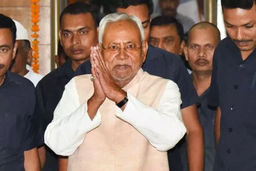 Bihar: JD(U) leaders rush to CM residence amid political storm Bihar: JD(U) leaders rush to CM residence amid political storm