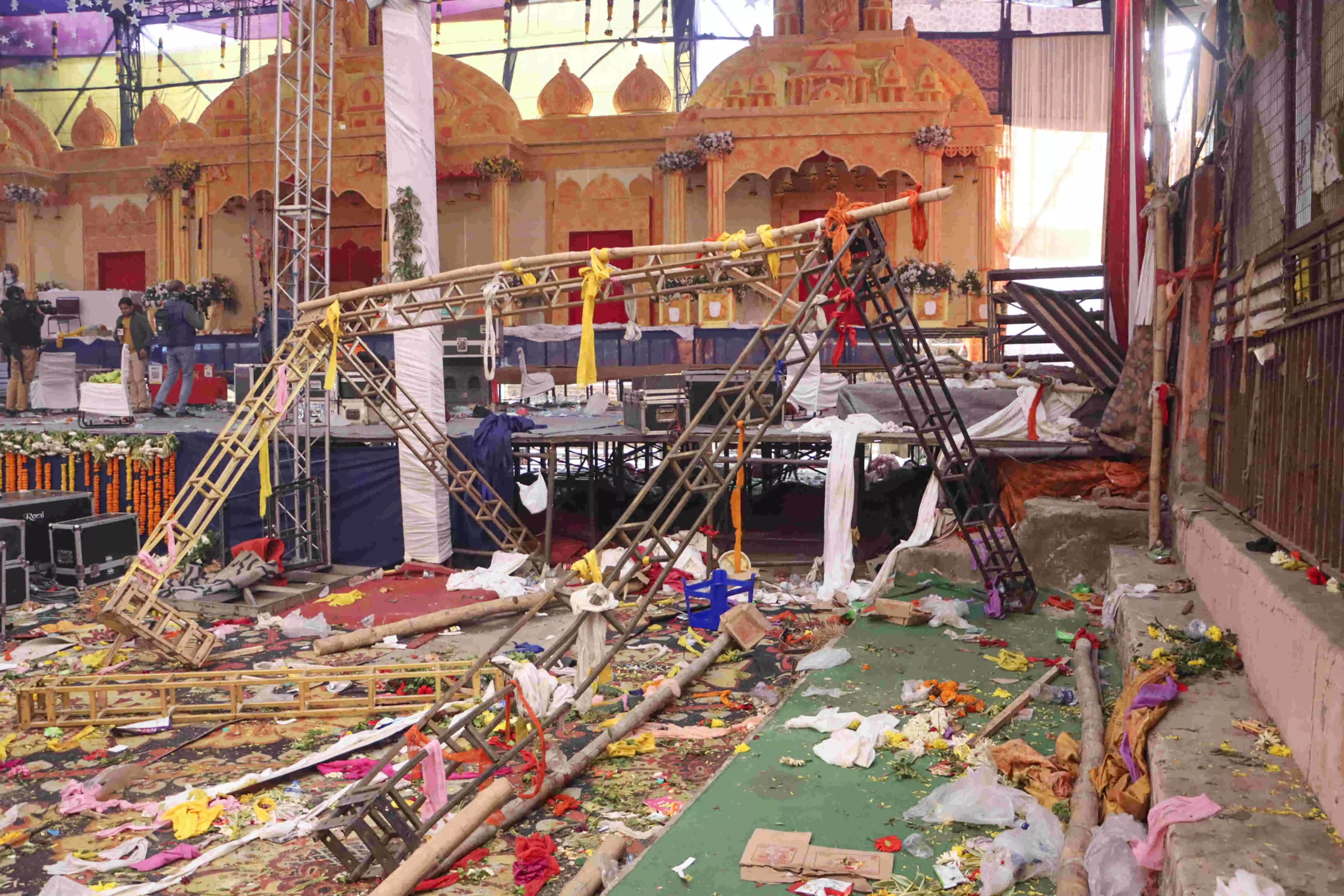 1 dead, 17 injured as stage collapses at Delhis Kalkaji temple