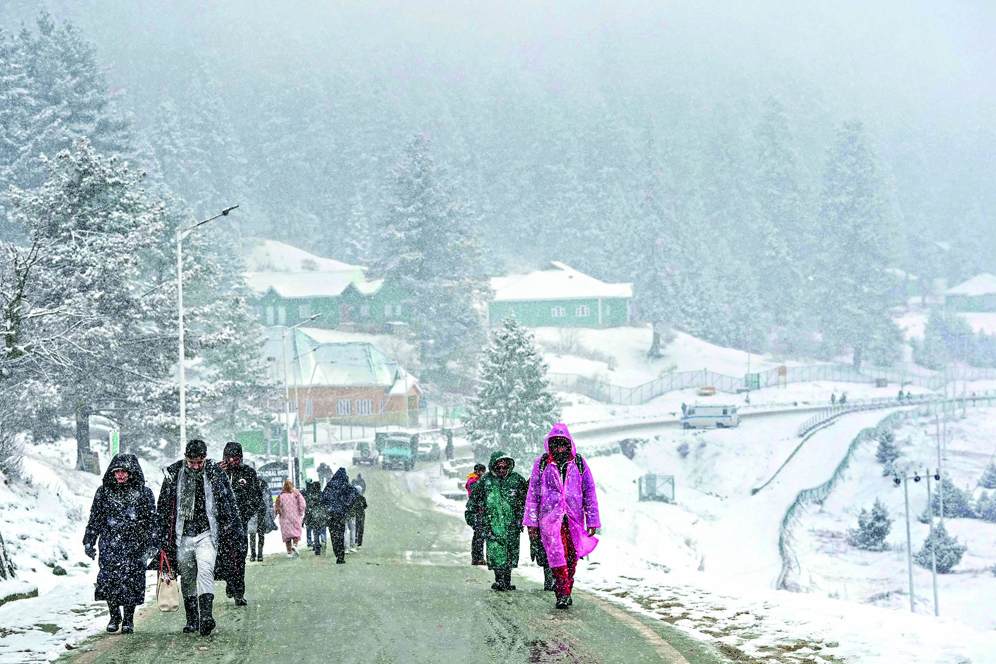Snowfall likely in western Himalayas, cold wave to continue in plains: IMD Snowfall likely in western Himalayas, cold wave to continue in plains: IMD