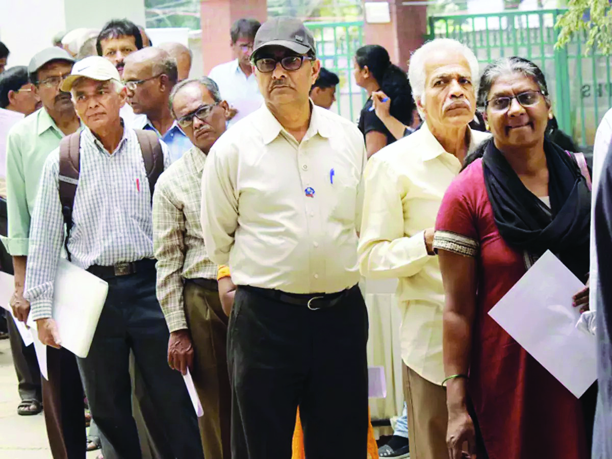 Pensioners under EPS-95 demand hike in minimum pension to `7,500 per month Pensioners under EPS-95 demand hike in minimum pension to `7,500 per month