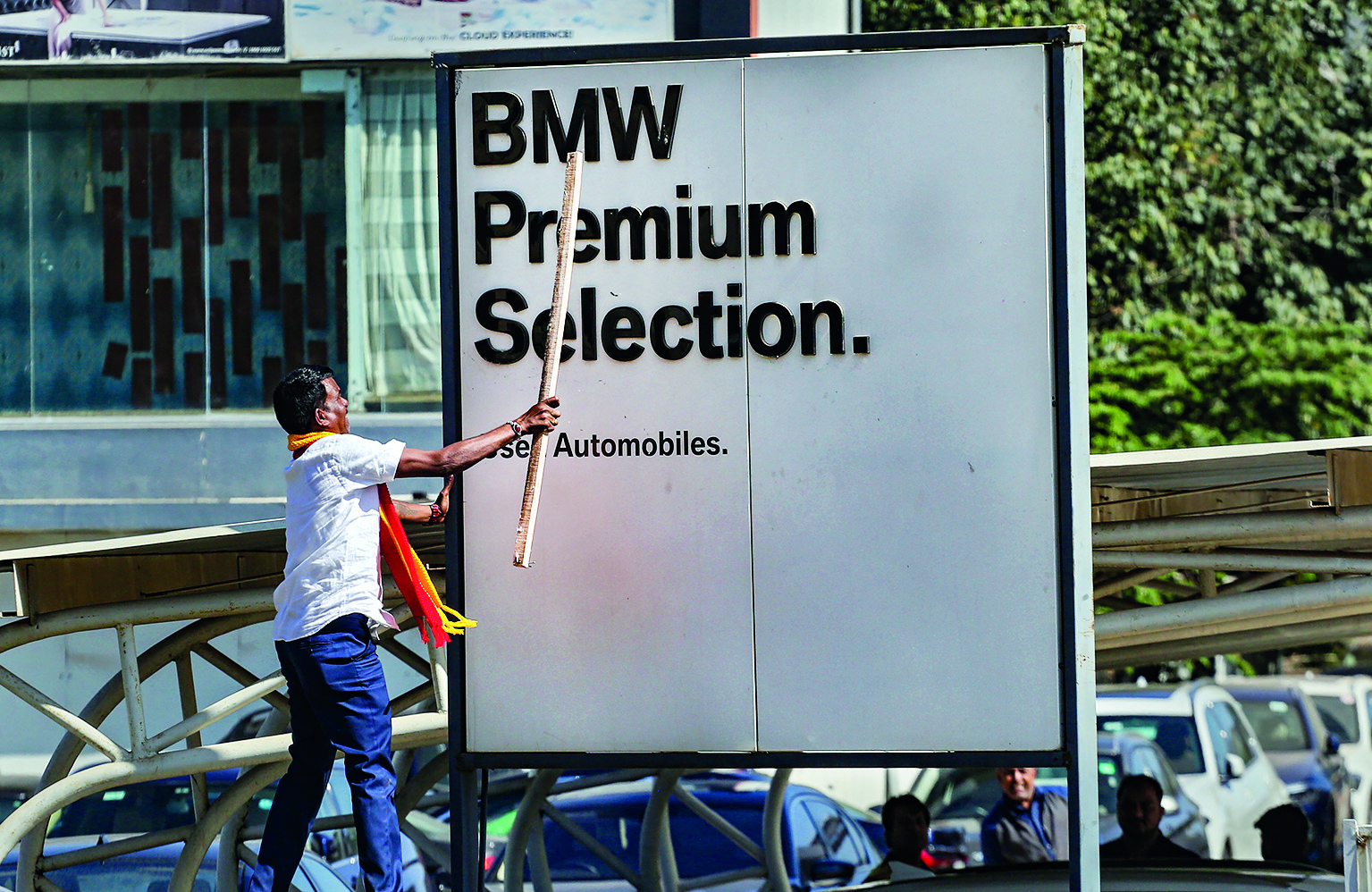 Karnataka Guv sends ordinance on 60% use of Kannada in banners back to govt