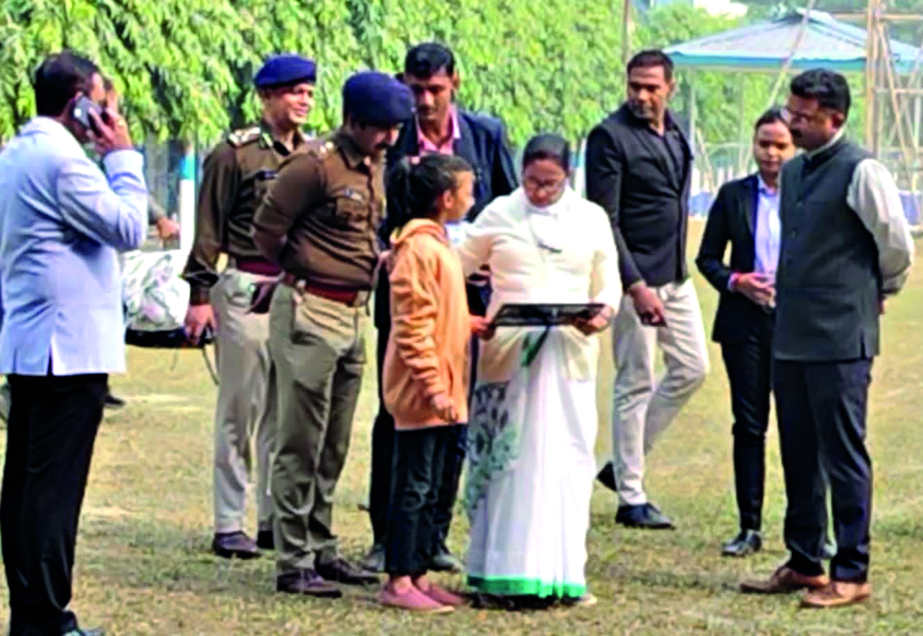 Balurghat: Chief Minister wins hearts of kids; class IV girl gifts portrait