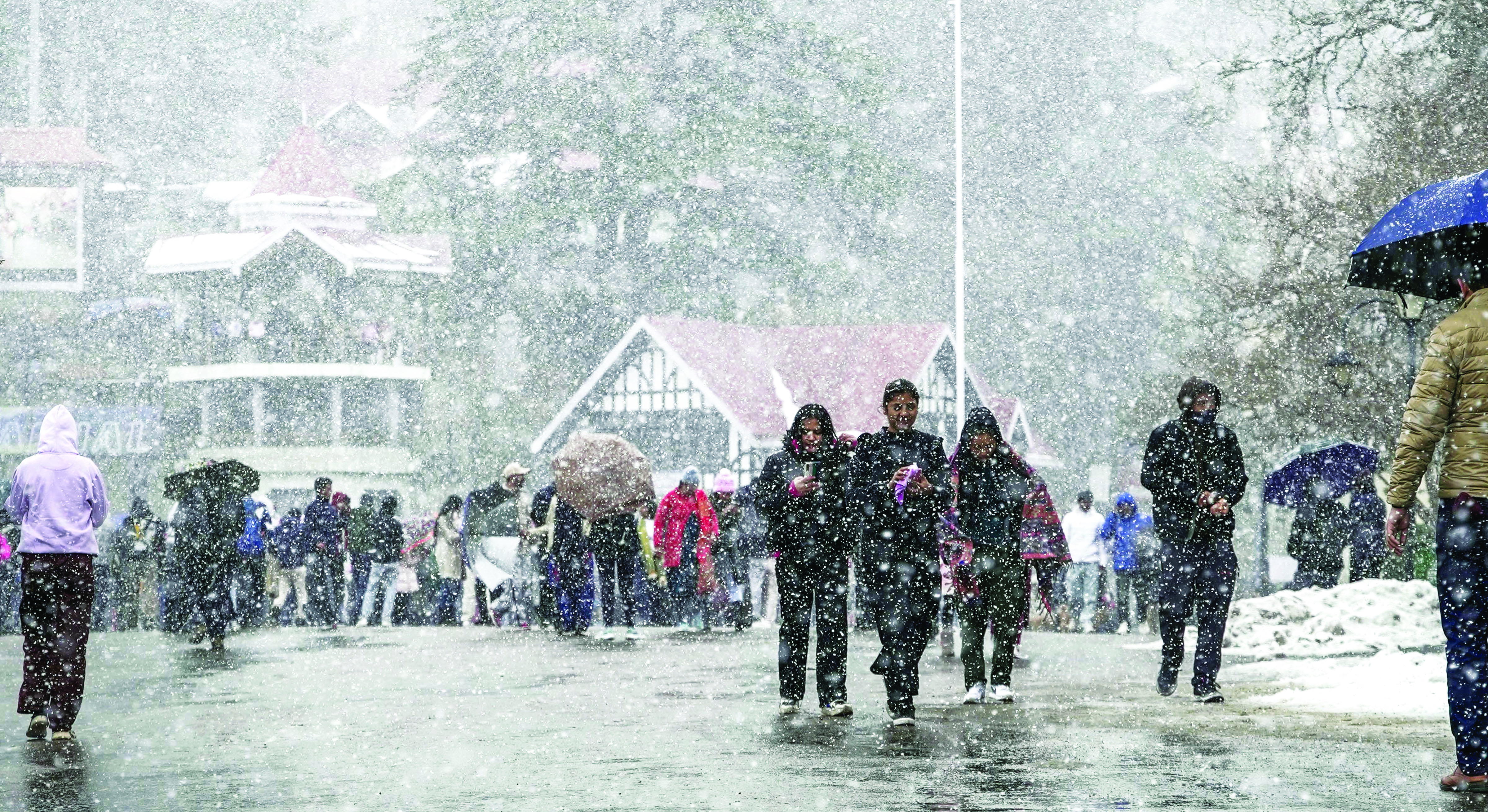 Himachal: Over 500 roads, including four NH, closed after two days of snowfall